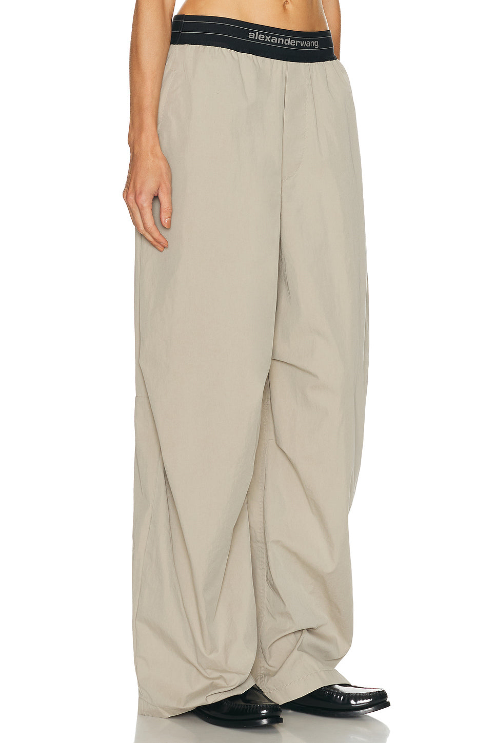Mid Rise Pleated Knee Pant