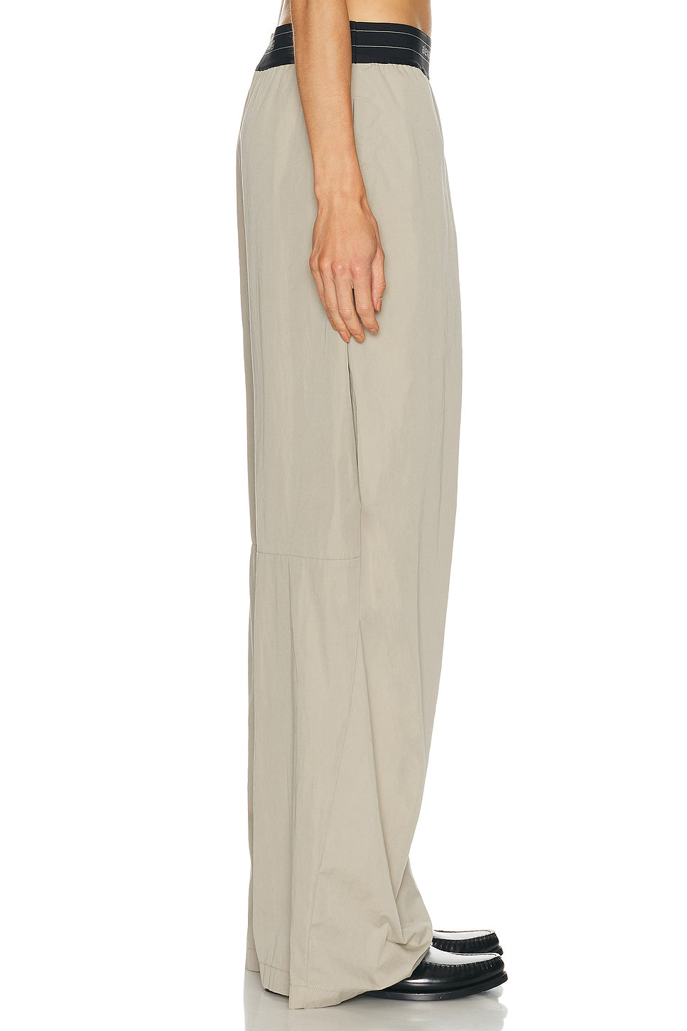 Mid Rise Pleated Knee Pant