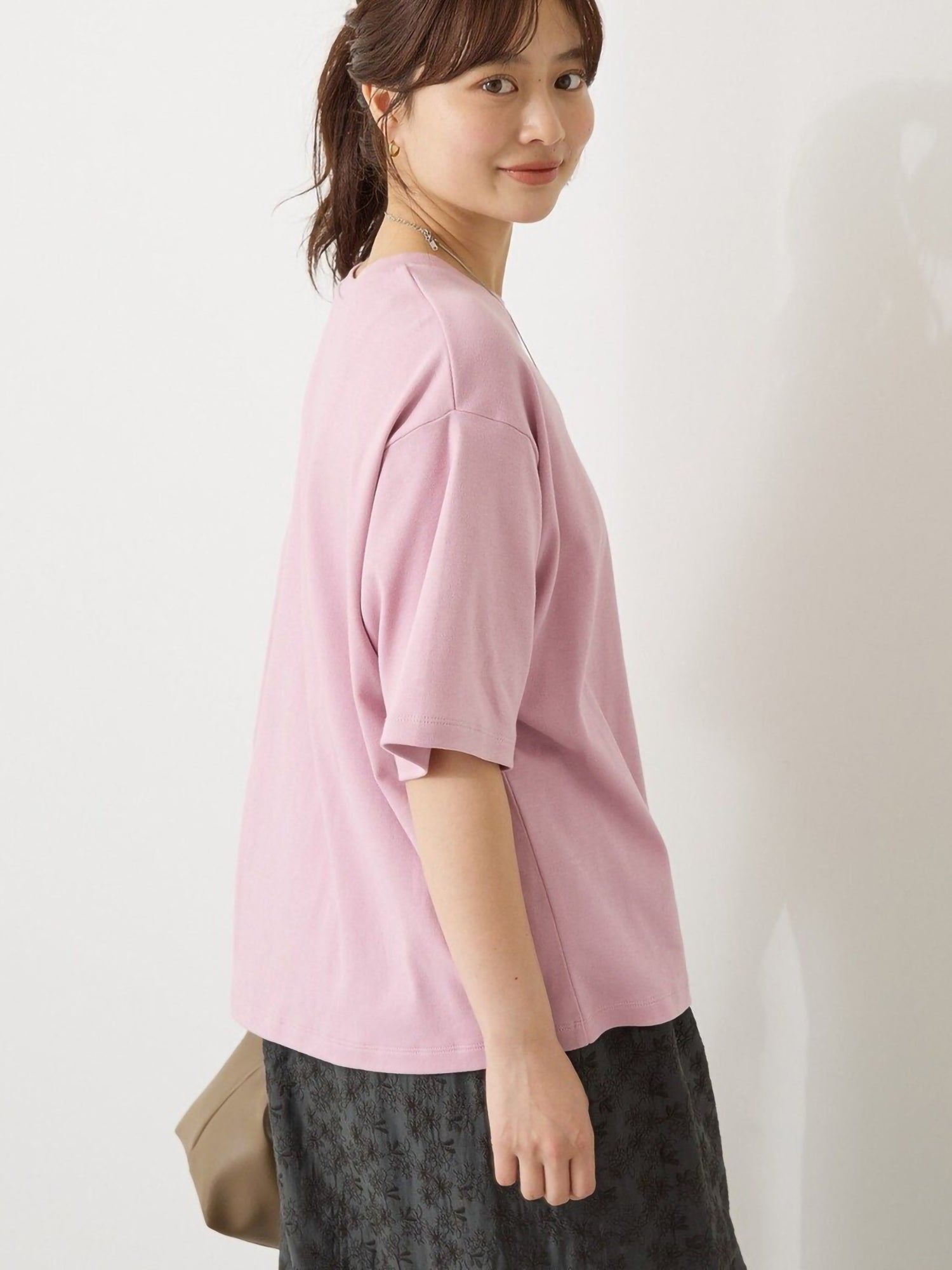 Ayami Loose-Fitting Crew Neck T-Shirt