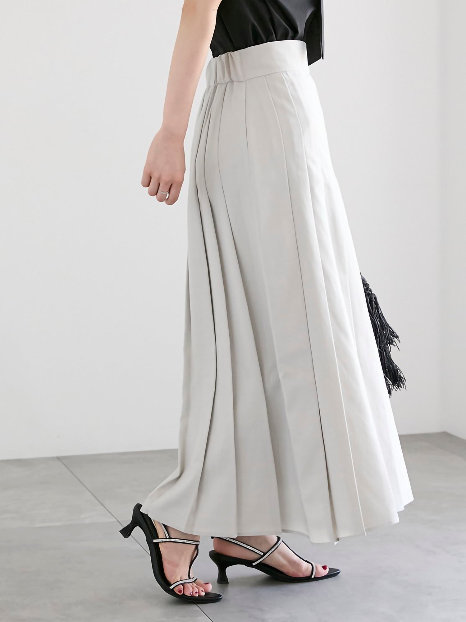 Isamori Side Belt Pleated Skirt