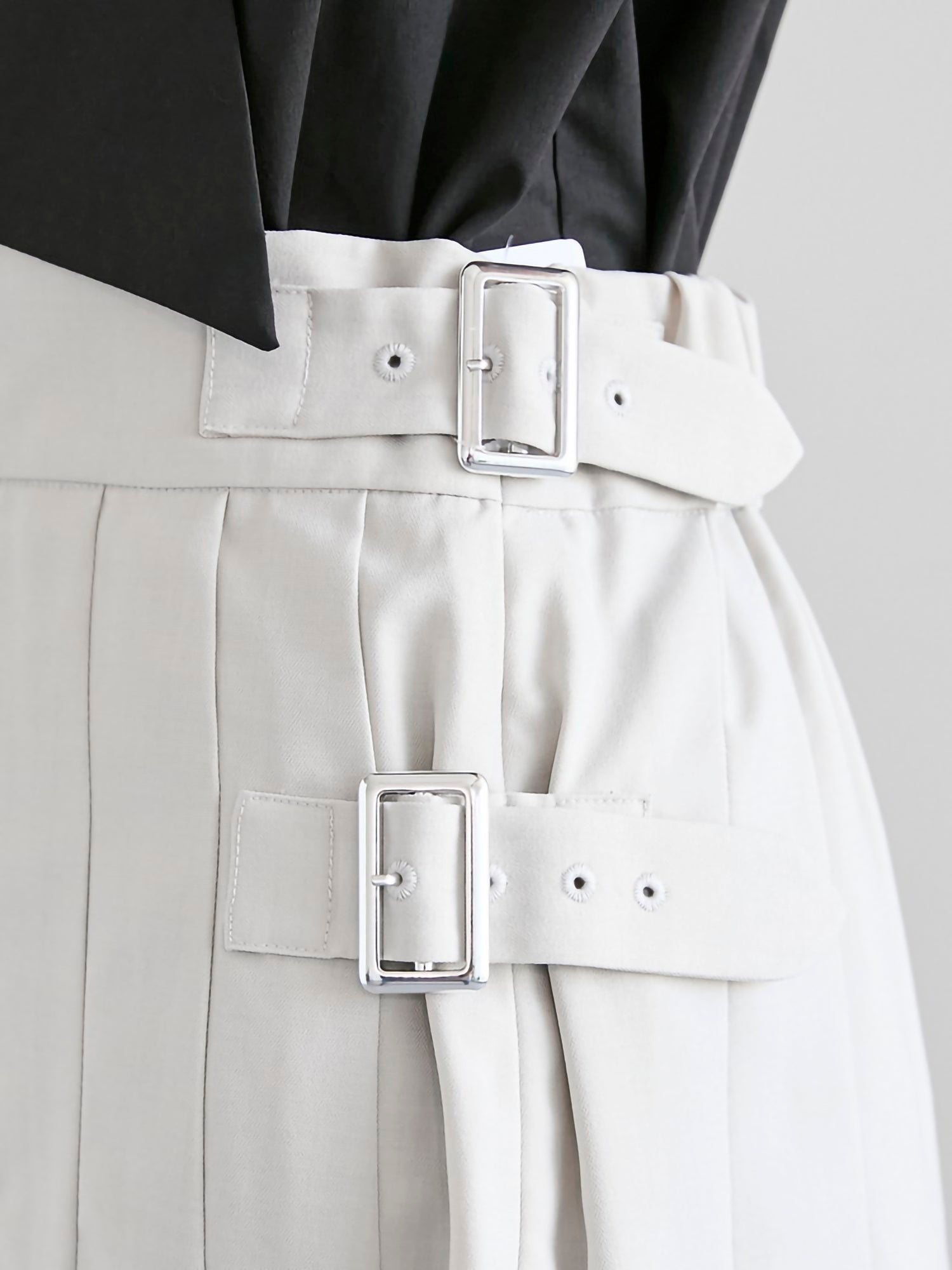 Isamori Side Belt Pleated Skirt